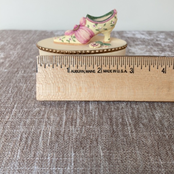 Willow Hall Victorian shoe trinket box - Picture 12 of 13